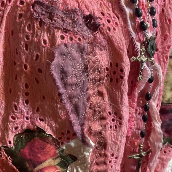 Wearable Art Kittens & Roses Magnolia Pearl Top - Picture 7 of 13